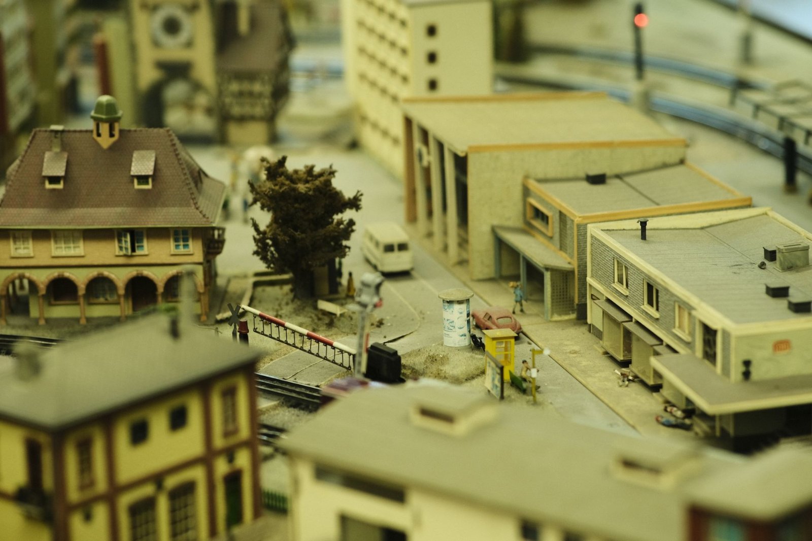 Roteiro de 2 Dias em Gramado: o Essencial para Sua Visita 3 Maquete de cidade em miniatura com trens e edifícios detalhados, como no Mini Mundo Gramado