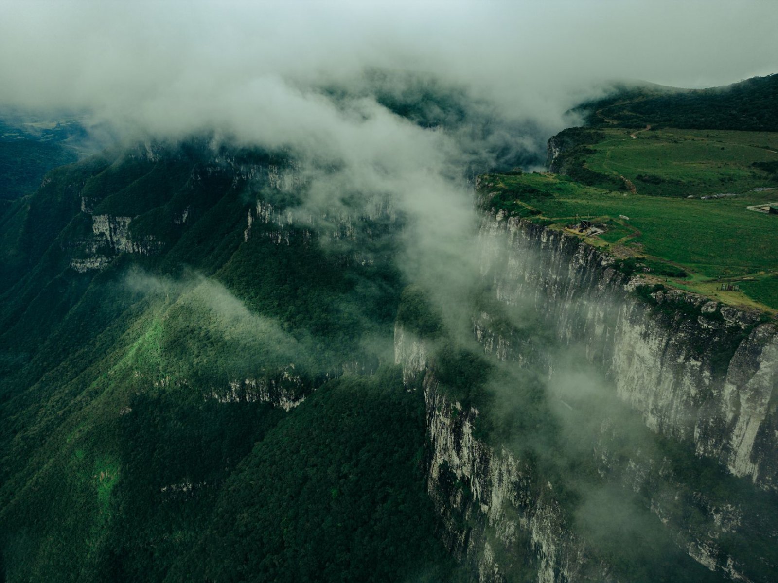 Gramado no Verão: Vale a Pena Visitar fora do Inverno? 4 Montanhas cobertas de vegetação verde na Serra Gaúcha no verão