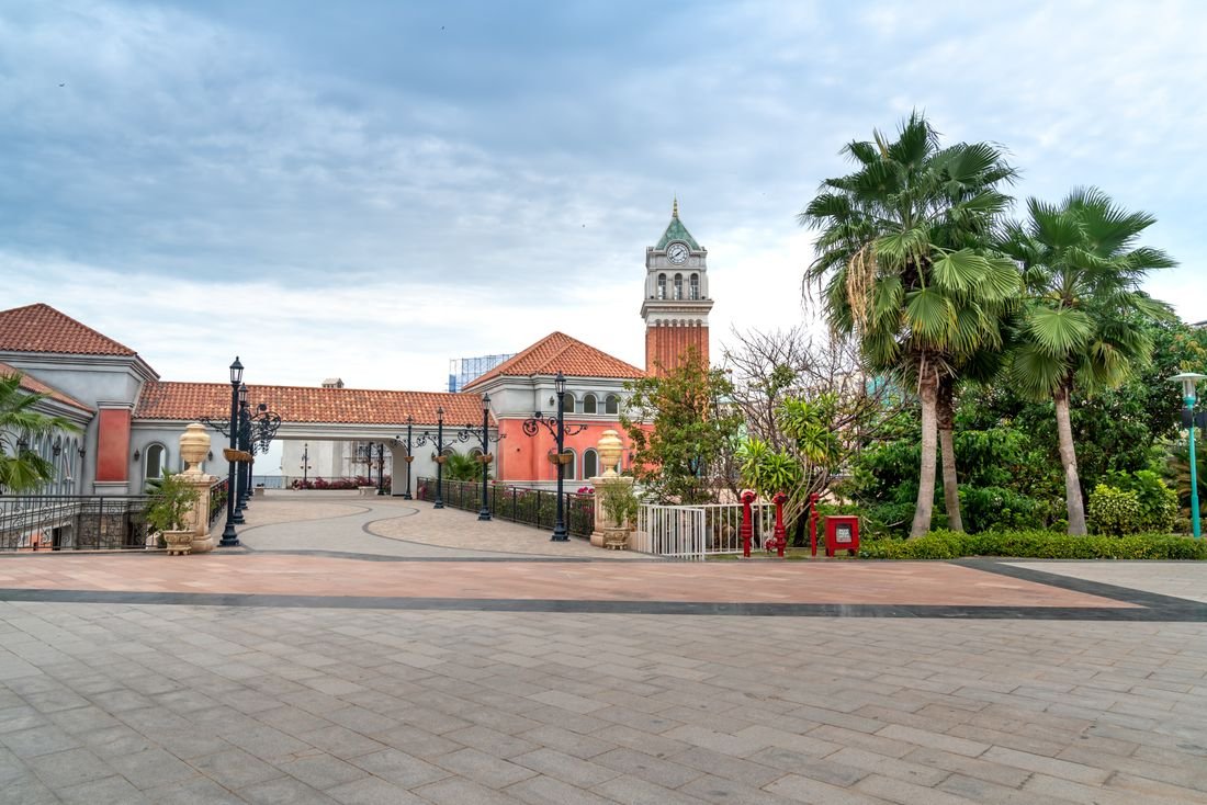 Praça Major Nicoletti: o Coração de Gramado 3 Torre do relógio em praça europeia com paisagem verde