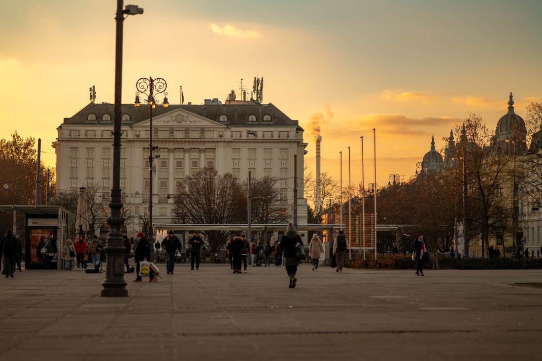 Praça Major Nicoletti: o Coração de Gramado 4 Paisagem urbana ao pôr do sol com arquitetura histórica