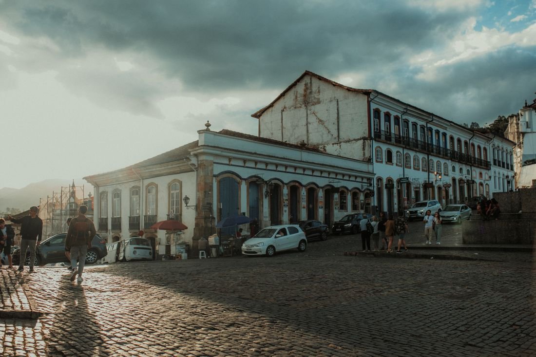 Praça Major Nicoletti: o Coração de Gramado 2 Praça histórica ao pôr do sol com arquitetura europeia
