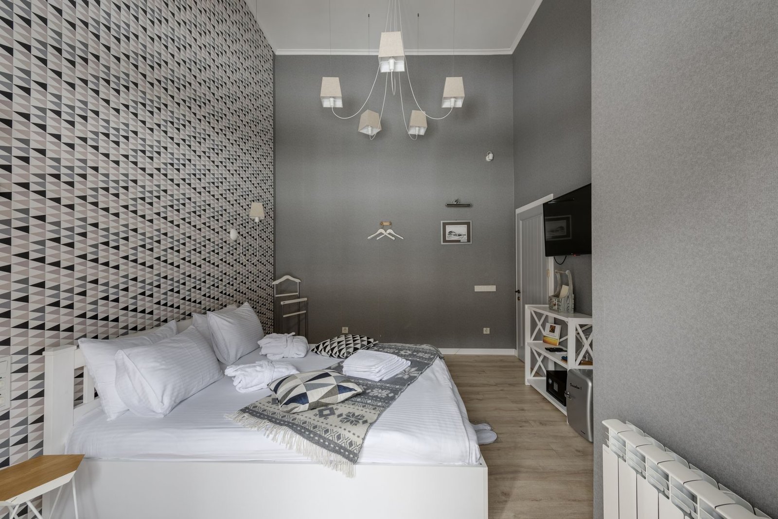Quanto Custa uma Viagem para Gramado: Orçamento Completo 2 Quarto de pousada aconchegante com decoração rústica e cama confortável