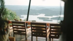 Mesa de restaurante com vista panorâmica para lago e jardim