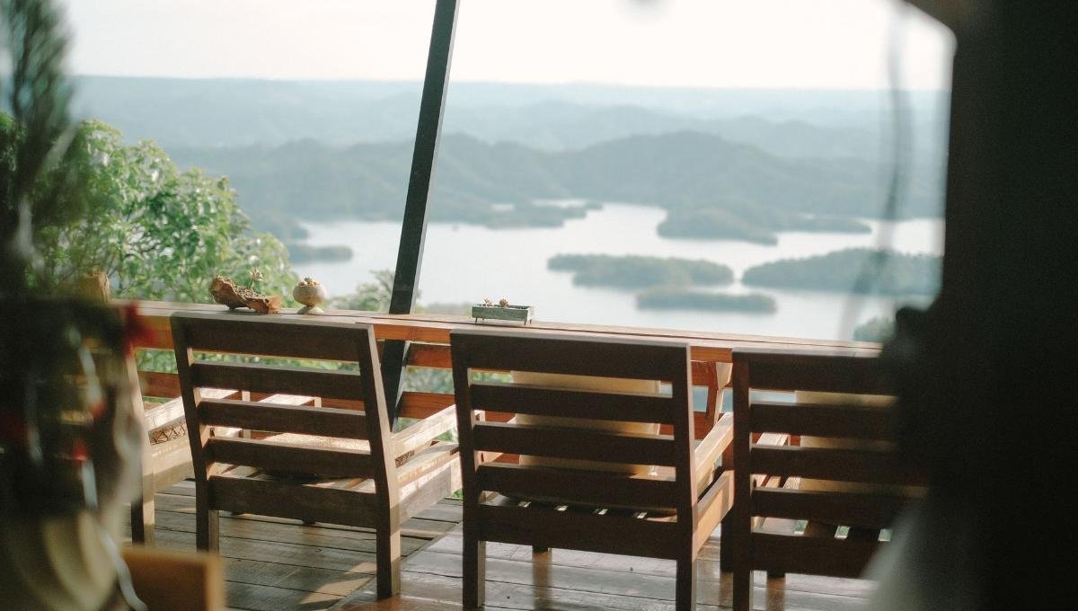 HOME 1 Mesa de restaurante com vista panorâmica para lago e jardim