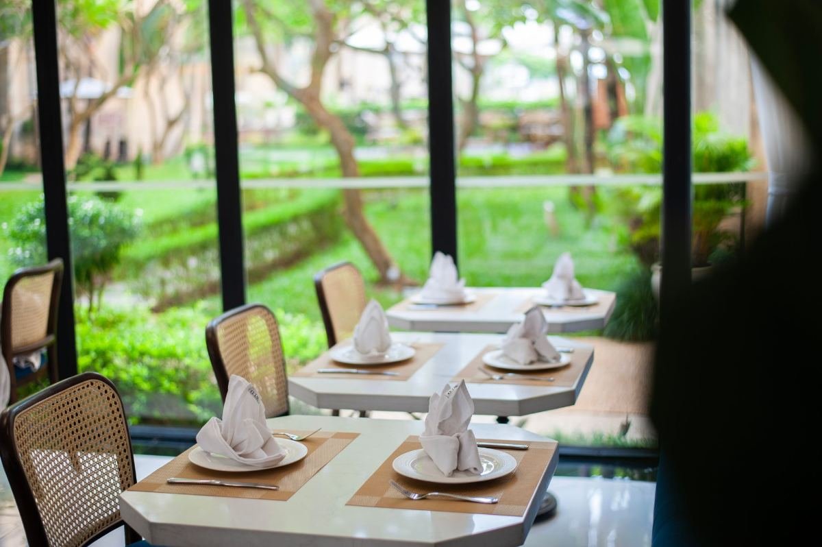 Restaurantes com Vista em Gramado: onde jantar com paisagem 3 Mesa de jantar elegante em restaurante com jardim ao fundo