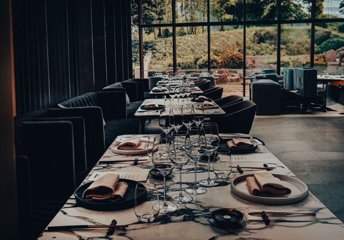 Restaurantes com Vista em Gramado: onde jantar com paisagem 4 Interior de restaurante sofisticado com vista para área externa verde