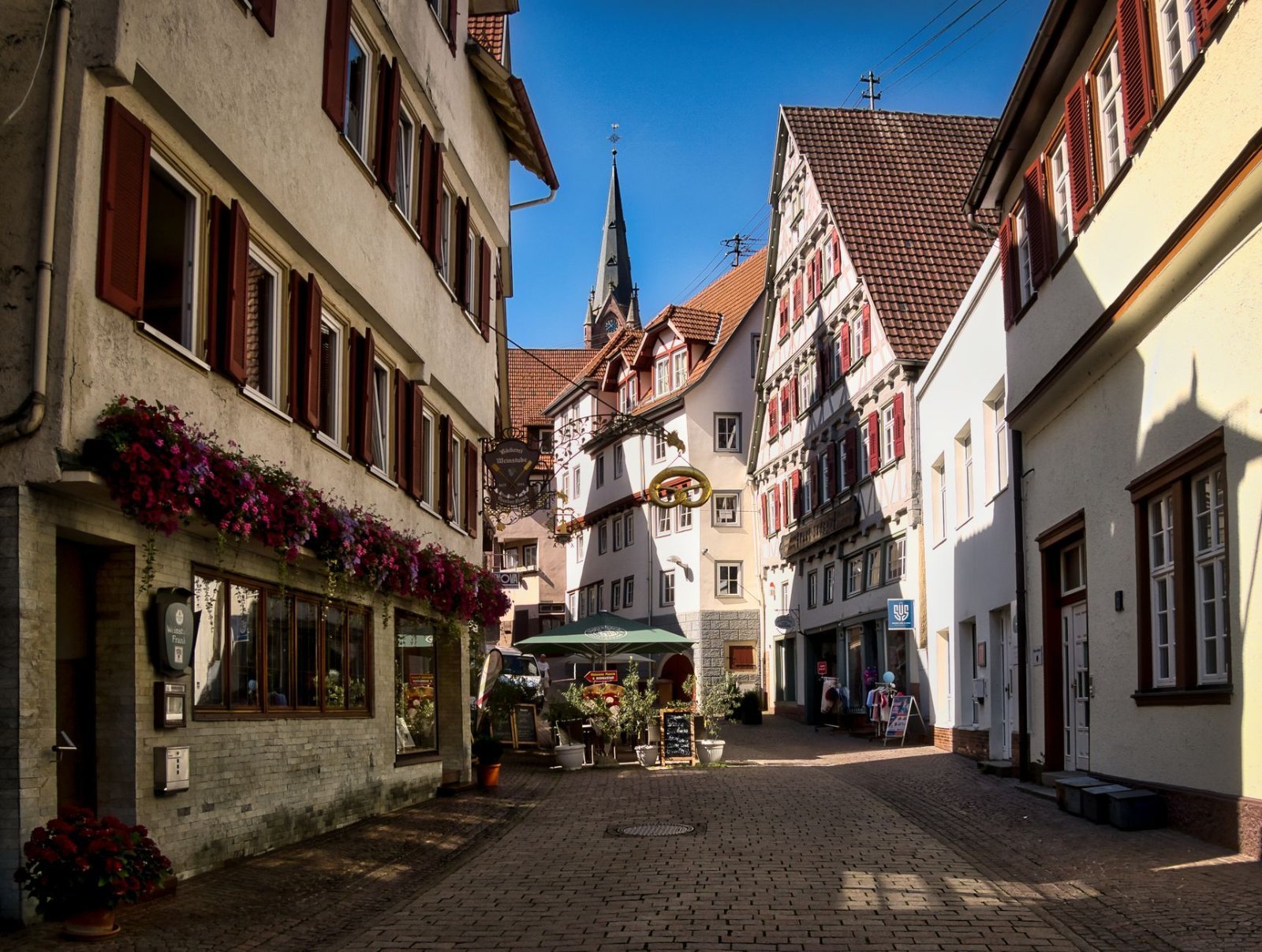 Roteiro de 2 Dias em Gramado: o Essencial para Sua Visita 2 Rua com arquitetura enxaimel e flores nas janelas, estilo europeu semelhante a Gramado