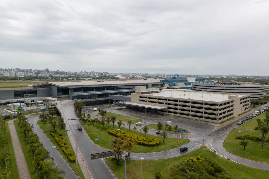 Aeroporto de Porto Alegre a Gramado: vá sem espera 1 Aeroporto Internacional Salgado Filho em Porto Alegre em dia chuvoso