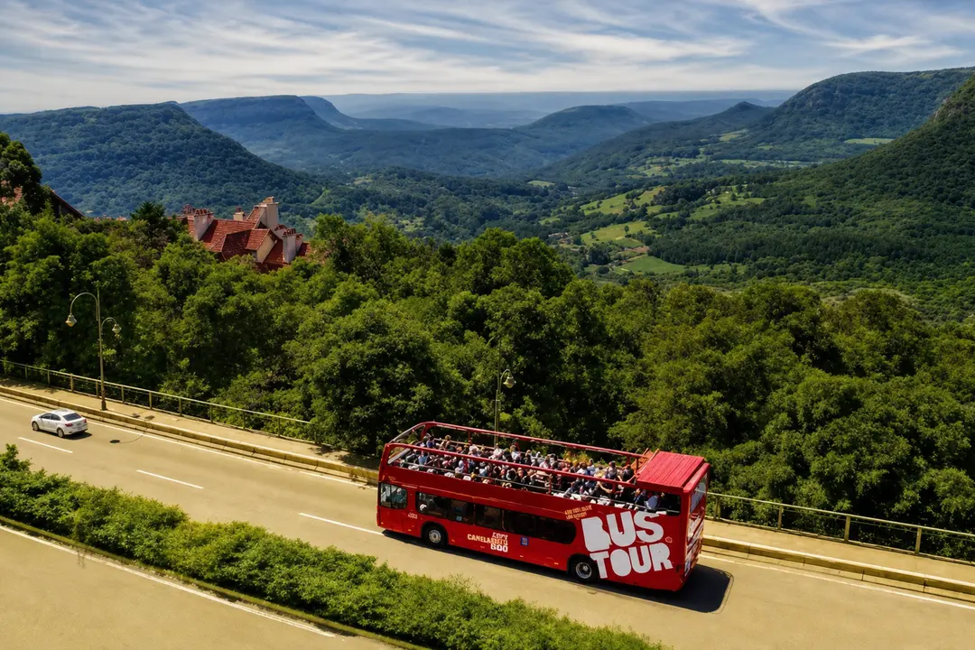 Gramado sem carro: Uber, Bustour ou transfer sem fila 1 Ônibus Bustour em estrada panorâmica de Canela
