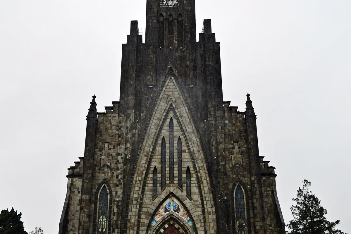 Gramado sem carro: Uber, Bustour ou transfer sem fila 2 Fachada da Catedral de Pedra em Canela