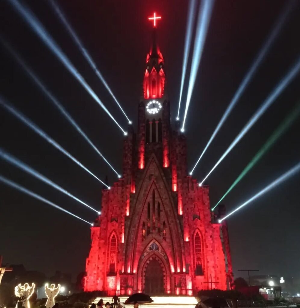 Espectáculo de Luces de la Catedral de Piedra en Canela 2 Espectáculo de luces en la Catedral de Piedra, iluminación roja