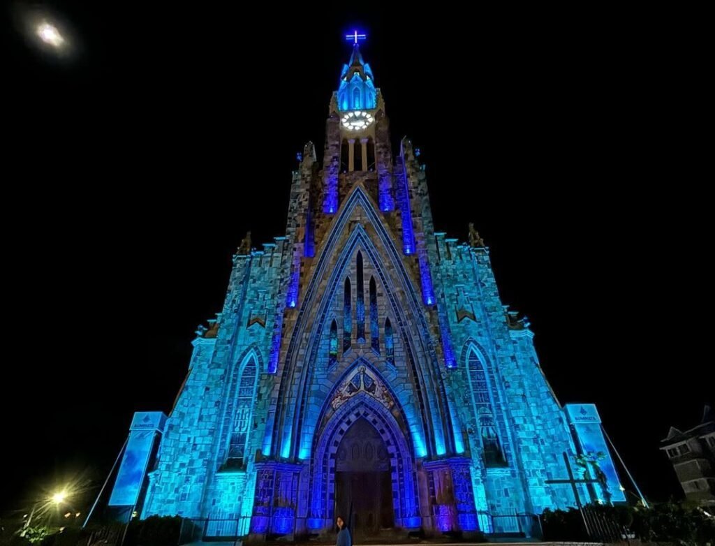 Espectáculo de Luces de la Catedral de Piedra en Canela 1 Espectáculo de luces en la Catedral de Piedra de Canela con iluminación azul