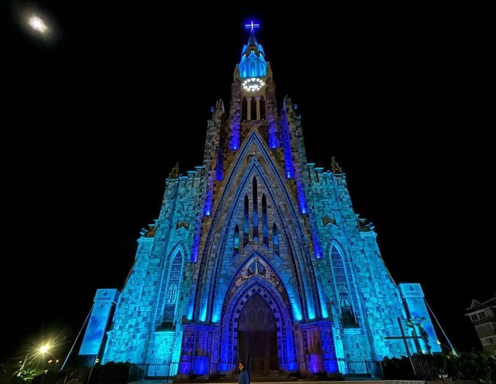 Show de Luzes da Catedral de Pedra: Um espetáculo imperdível 2 Catedral de Pedra Iluminada com Luz azul
