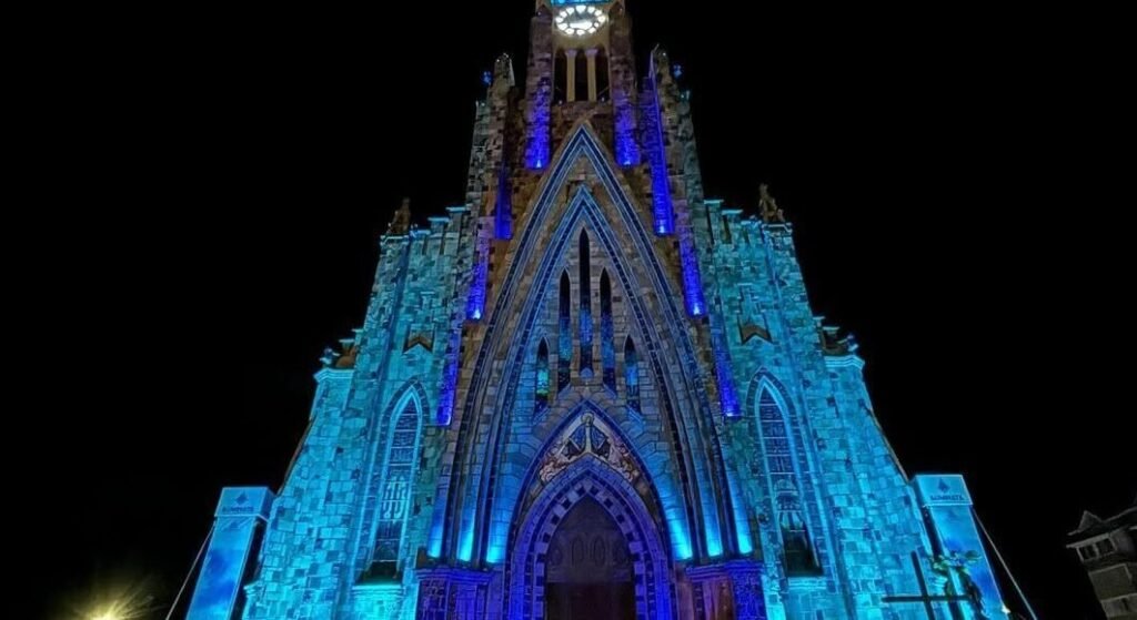 Espectáculo de la Catedral de Piedra: cuando Papá Noel desciende en rappel 4 Catedral de Pedra Iluminada com Luz azul