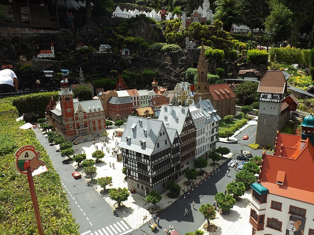 Descubre el Mini Mundo: La Atracción Imperdible de Gramado 4 Imagen de avenidas y calles en el Mini Mundo.