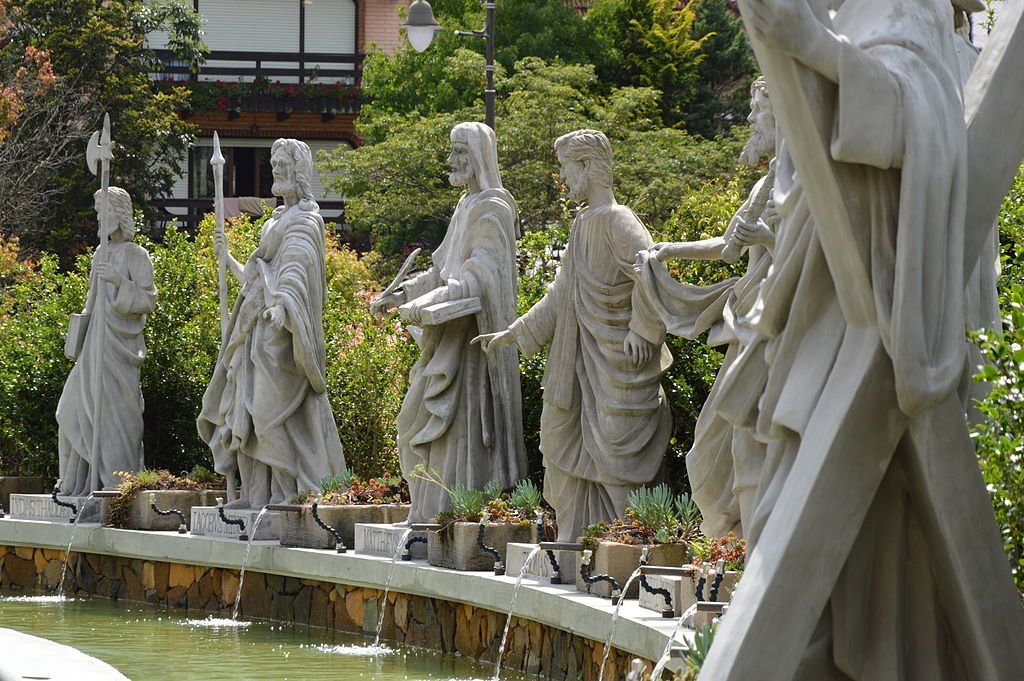 Igreja Matriz de Gramado: Paróquia de São Pedro 1 Fot Monumentos aos Apóstolos na Paróquia de São Pedro em Gramado - RS.