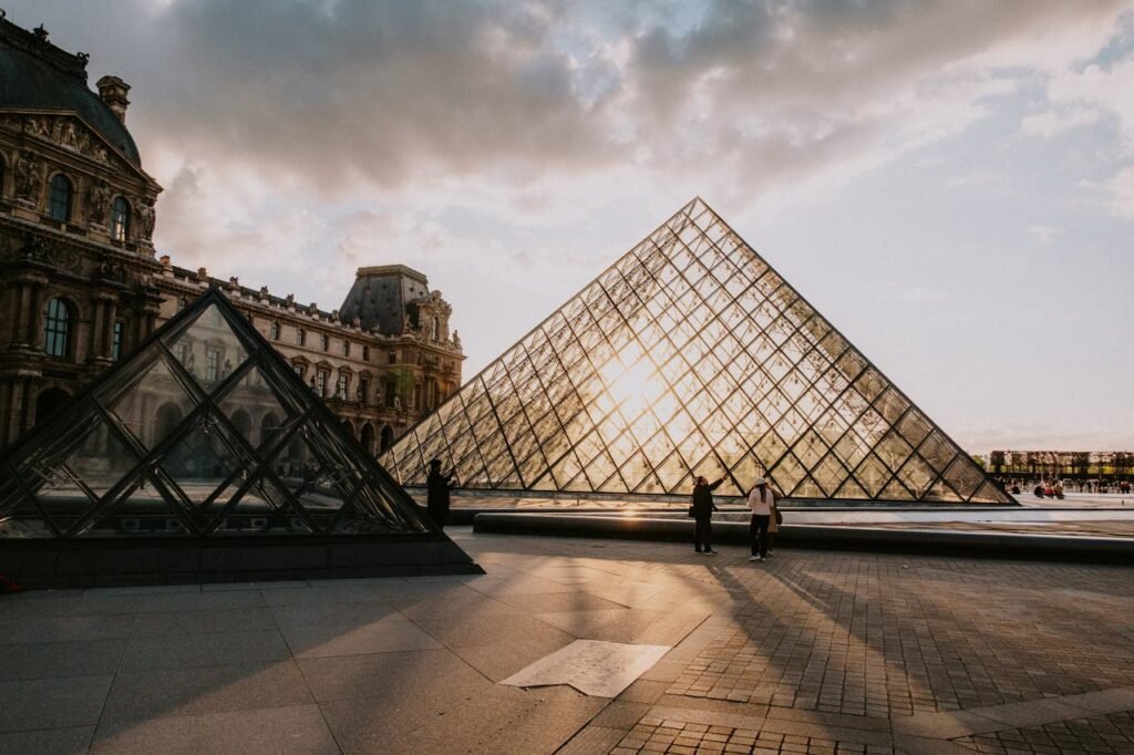 Catedral de Notre Dame: História, Incêndio e Reabertura em 2024 9 Museu do Louvre