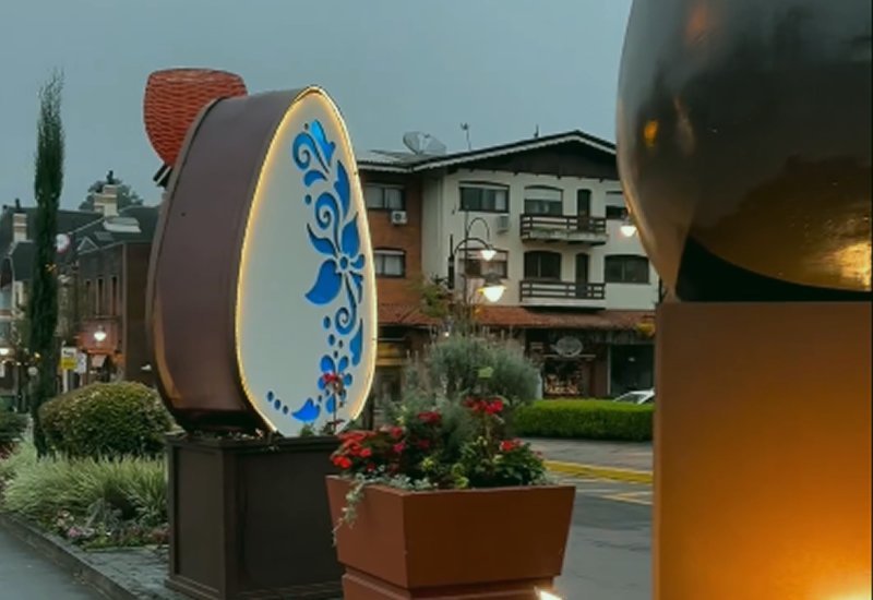 Páscoa de Gramado 2024: Eventos, Decoração e Chocolates 1 Páscoa de Gramado 2024, ovos de páscoa decorando o canteiro central da Avenida Borges de Medeiros
