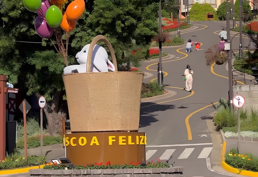 Páscoa de Gramado 2024: Eventos, Decoração e Chocolates 3 Decoração de Páscoa em Gramado, coelho saindo do cesto, girador em frente a Rua Torta