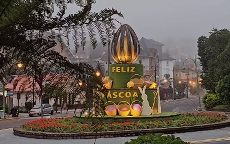 Páscoa de Gramado 2024: Eventos, Decoração e Chocolates 2 Rotatória de Gramado decorada com ovo de páscoa