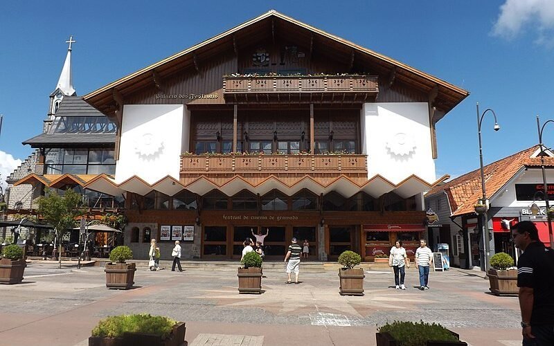 Largo da Borges: una guía completa para turistas | Gramado 1 Foto del Palácio dos Festivais en Gramado, día soleado, personas en la calle.