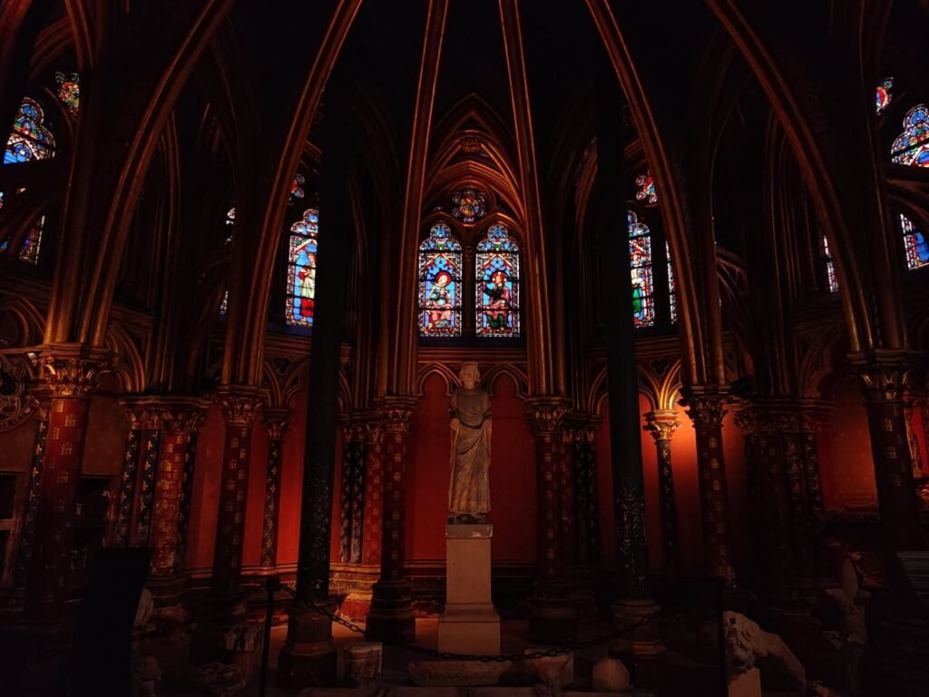Catedral de Notre Dame: História, Incêndio e Reabertura em 2024 6 Sainte Chapelle