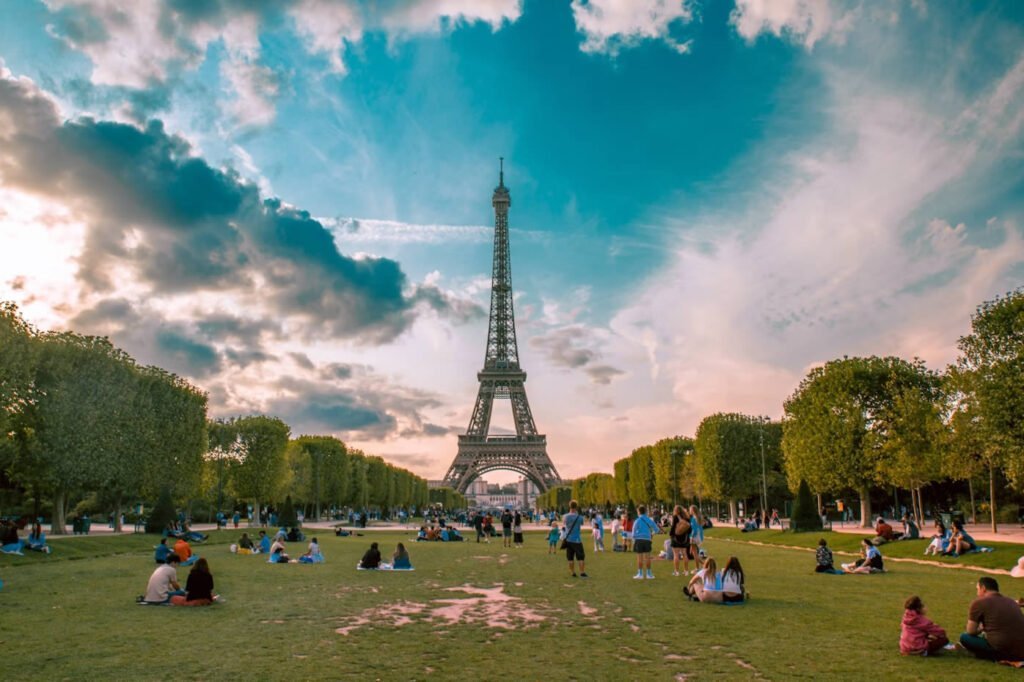 Catedral de Notre Dame: História, Incêndio e Reabertura em 2024 7 Torre Eiffel