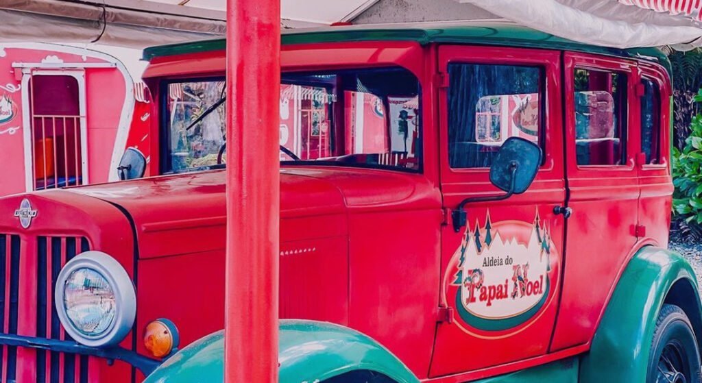 O que fazer em Gramado com chuva? 10 dicas turísticas 8 Carro do Papai Noel estacionado e guardado