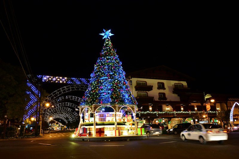 Atrações Gratuitas do Natal Luz de Gramado 1 Arvore de natal na Avenida Borges de Medeiros, foto noturna, luzes da cidade acesas.
