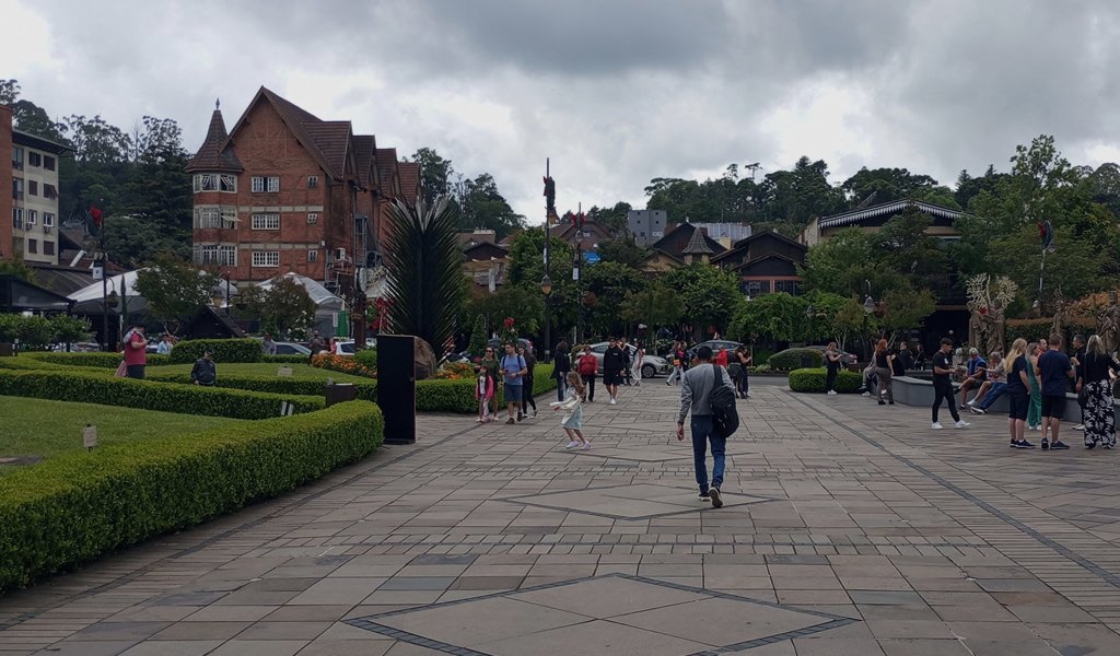 Aproveite o Frio em Gramado e Canela neste Inverno 8 Avenida Borges de Medeiros, a foto mostra pessoas na praça da Matriz de São Pedro em Gramado