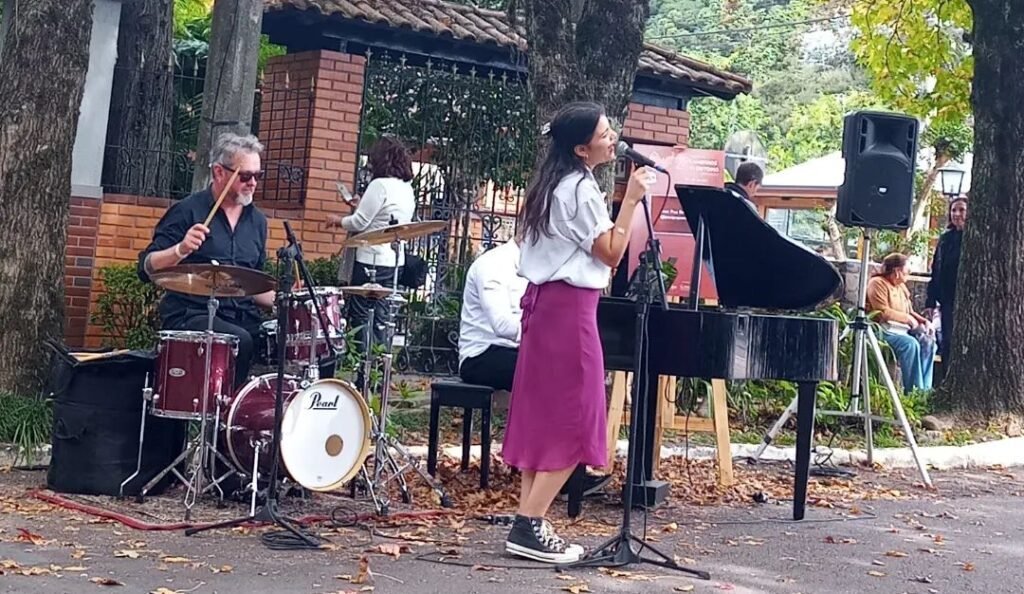 3º Festival Caminhos de Outono de Gramado Música e arte 2 No meio da Rua João Alfredo Schneider banda se apresentando