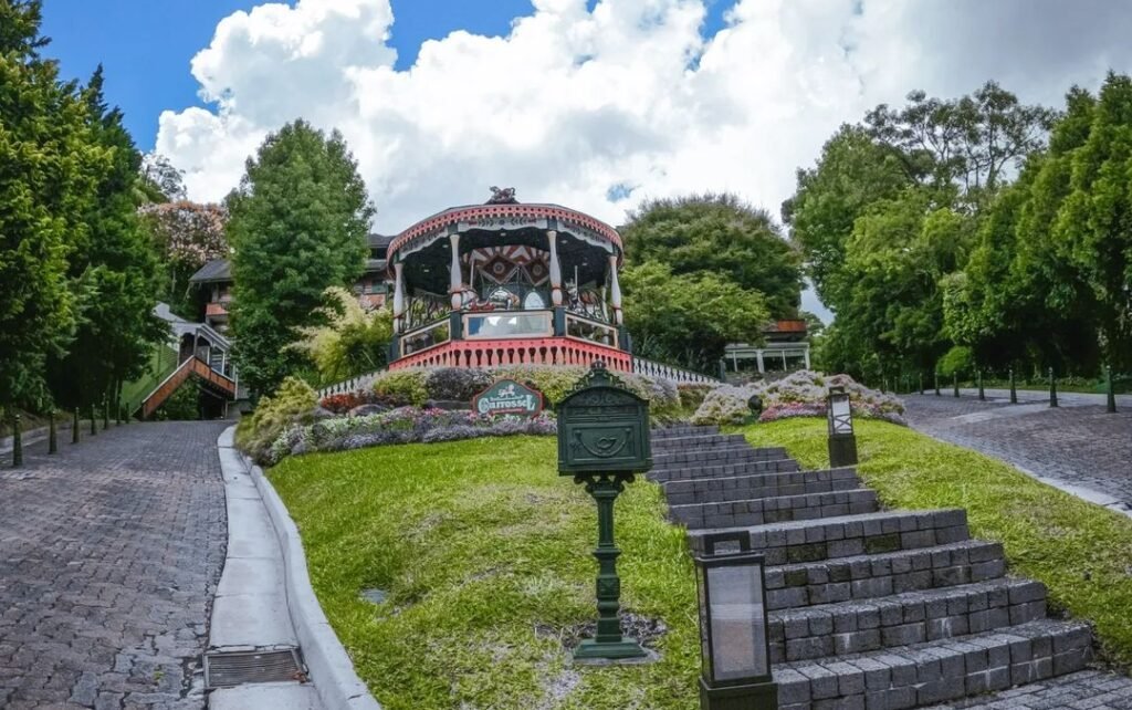Onde se Hospedar em Gramado? 5 Sugestões de Hotéis 2 Hotel Casa da montanha em Gramado, vista do carrossel