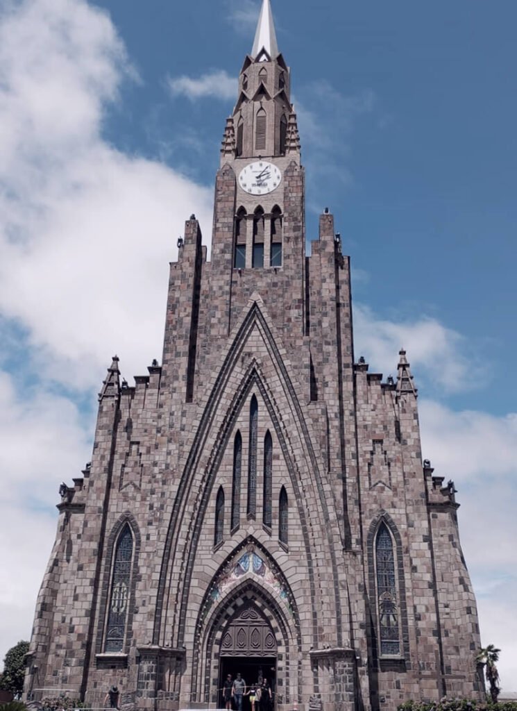 O que fazer em Gramado: Pontos Turísticos e Dicas 5 Paróquia de Nossa Senhora de Lourdes em Canela, também conhecida como catedral de pedra