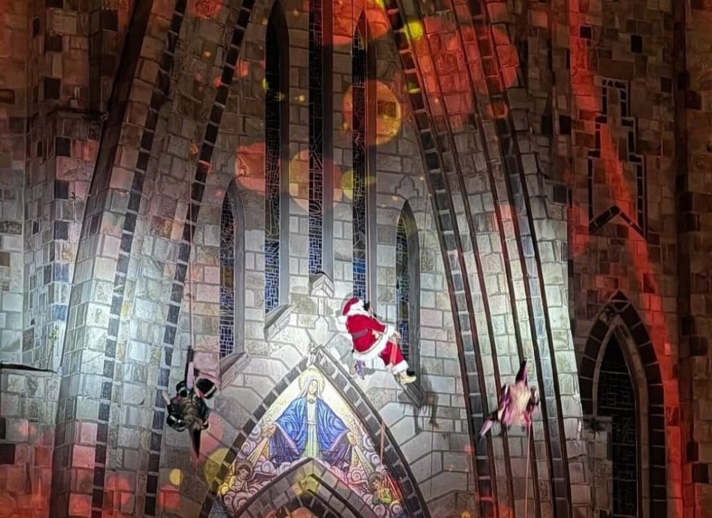 Sonho de Natal Canela 2025: Programação Completa 2 Imagem com foto do Papai Noel descendo pelas paredes da Catedral de Pedra.