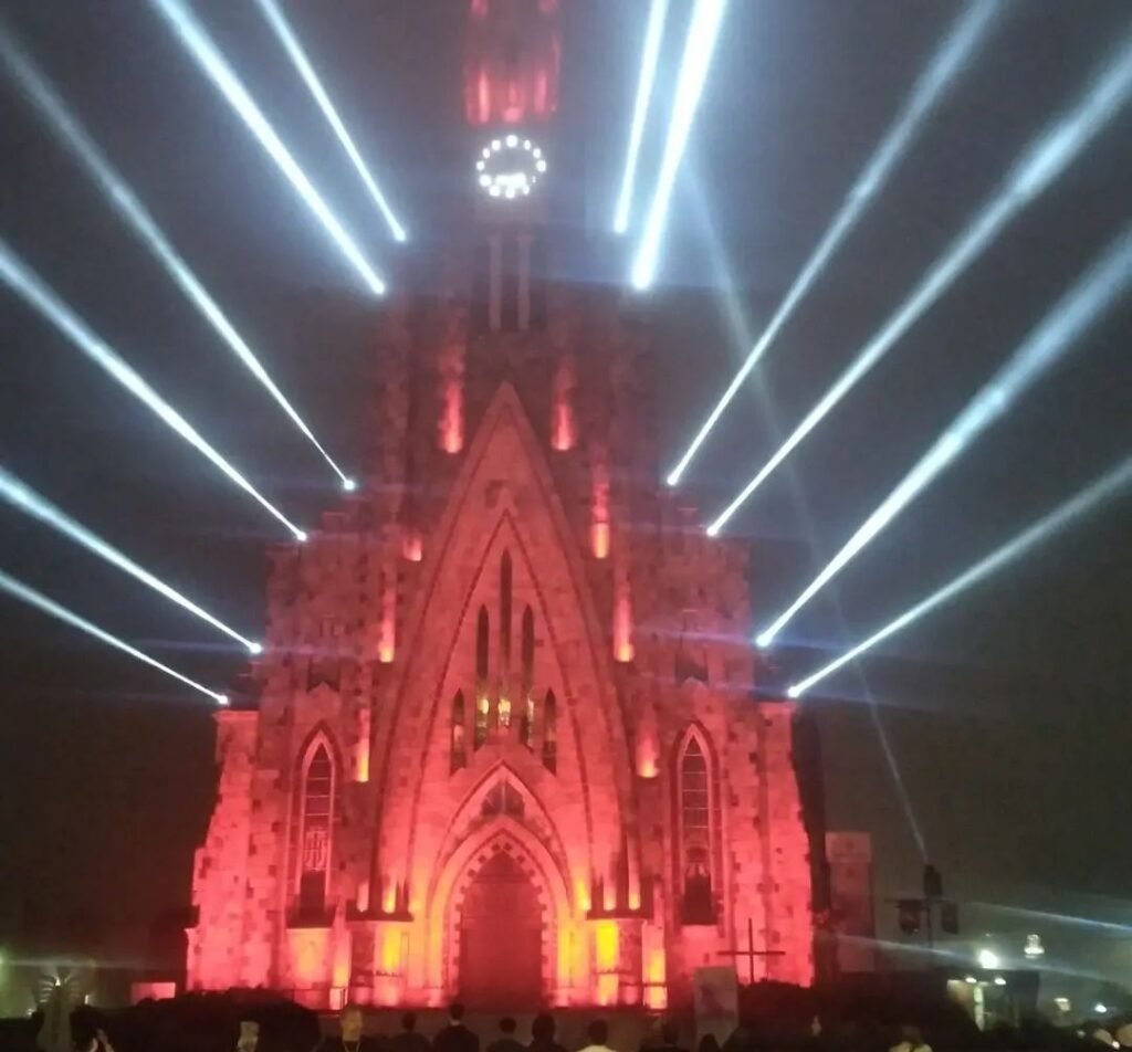Show de Luzes da Catedral de Pedra: Um espetáculo imperdível 1 Catedral de Pedra Iluminada para o Show das luzes