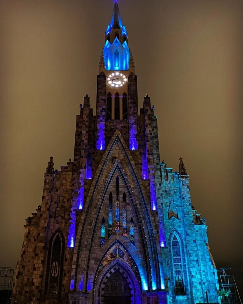 Show das Luzes Catedral de Pedra com Pedro Bial 1 Paróquia de Nossa Senhora de Lourdes iluminada de azul.