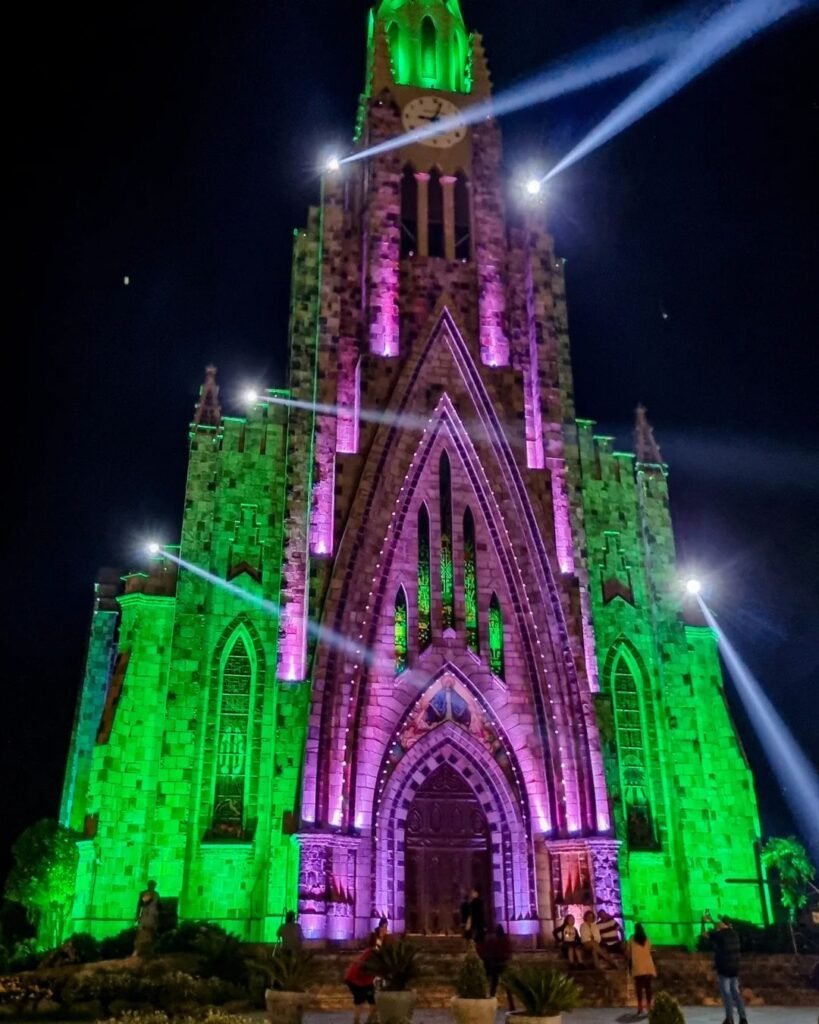 Show das Luzes Catedral de Pedra com Pedro Bial 3 Igreja de Canela com iluminação em verde e azul.