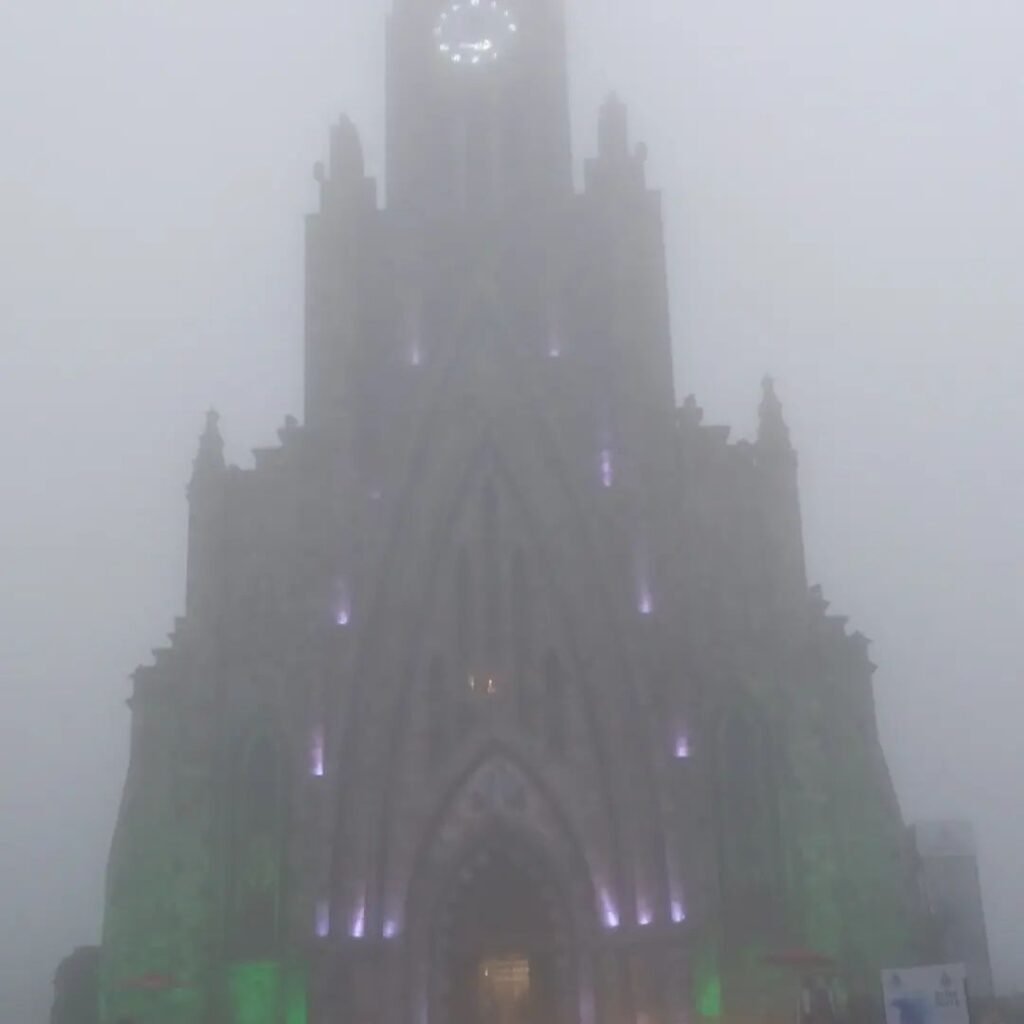 Aproveite o Frio em Gramado e Canela neste Inverno 5 Foto da Paróquia de Nossa Senhora de Lourdes em Canela, a Catedral de Pedra está iluminada e envolta em neblina.