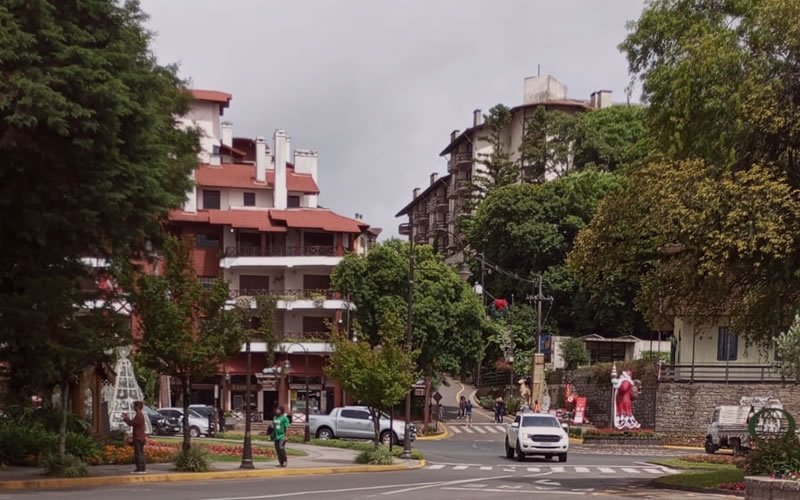 O que fazer em Gramado: Pontos Turísticos e Dicas 7 Foto da Rotatória da Avenida Borges de Medeiros, centro Gramado. Em frente a Rua Torta