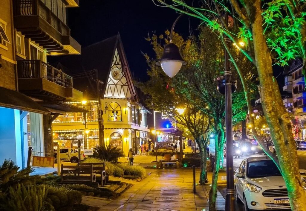 Atrações Gratuitas em Gramado e Canela 2 Avenida Borges de Medeiros, centro de Gramado, foto noturna