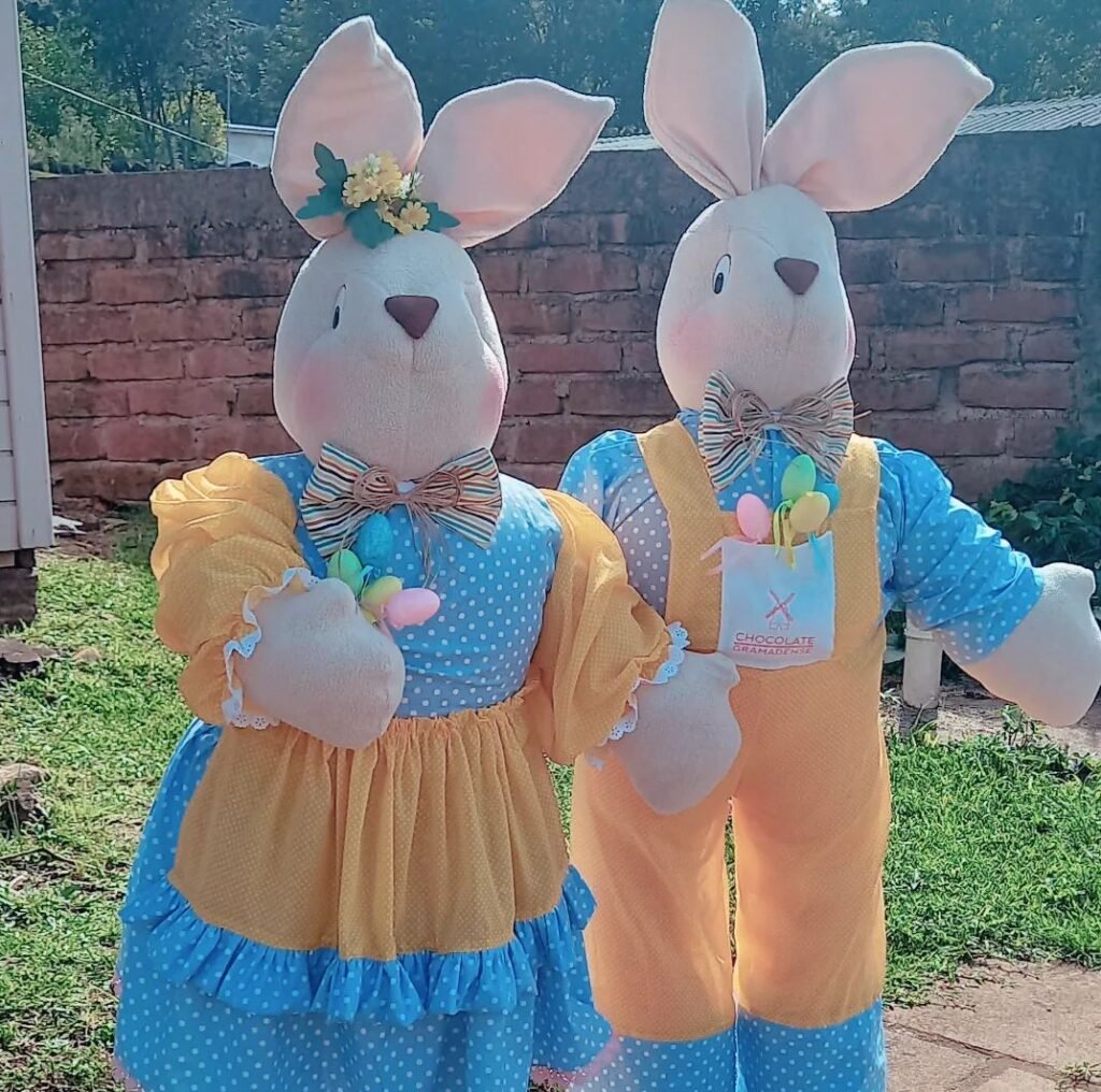 Páscoa em Gramado 2024: Uma Celebração Inesquecível 3 Dupla de coelhos de páscoa