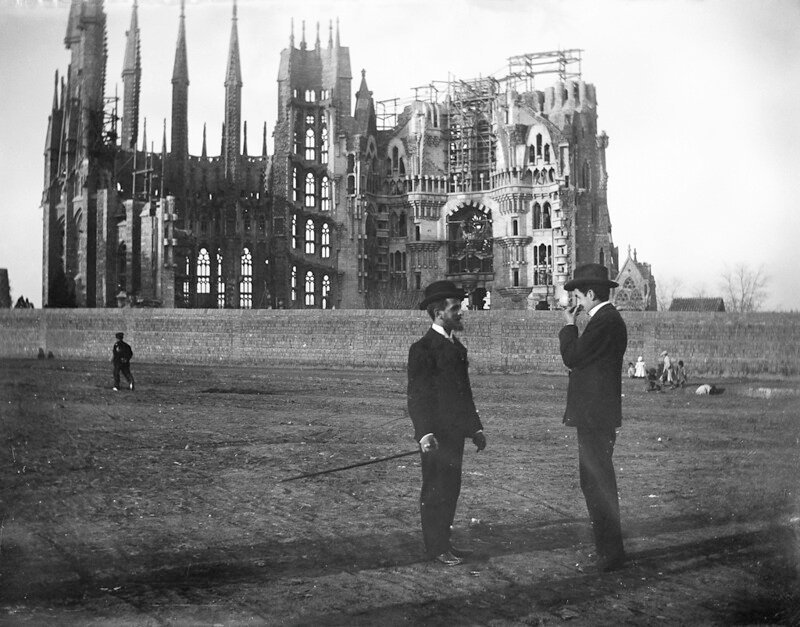 Templo da Sagrada Família em Barcelona, A "Basílica de Gaudí" 7 Foto em preto e branco de do Templo da Sagrada Família ainda em Construção.