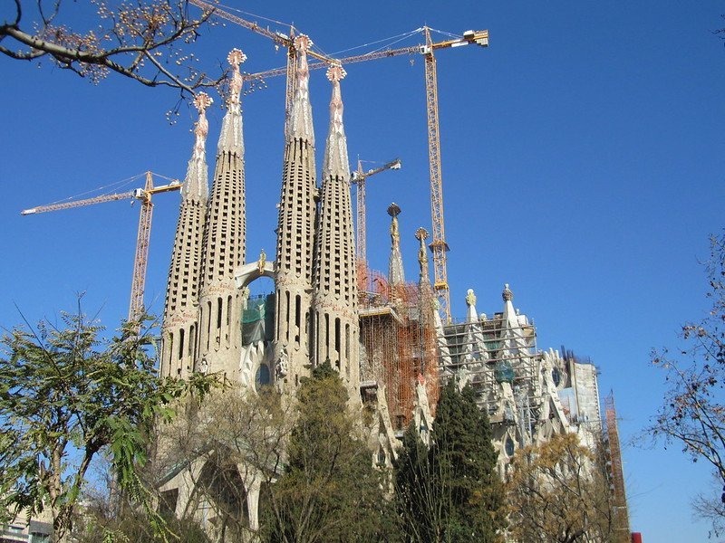 Templo da Sagrada Família em Barcelona, A "Basílica de Gaudí" 2 Na foto a Catedral de Barcelona aparece com os guindastes e elevadores, mostrando que ainda está em construção.
