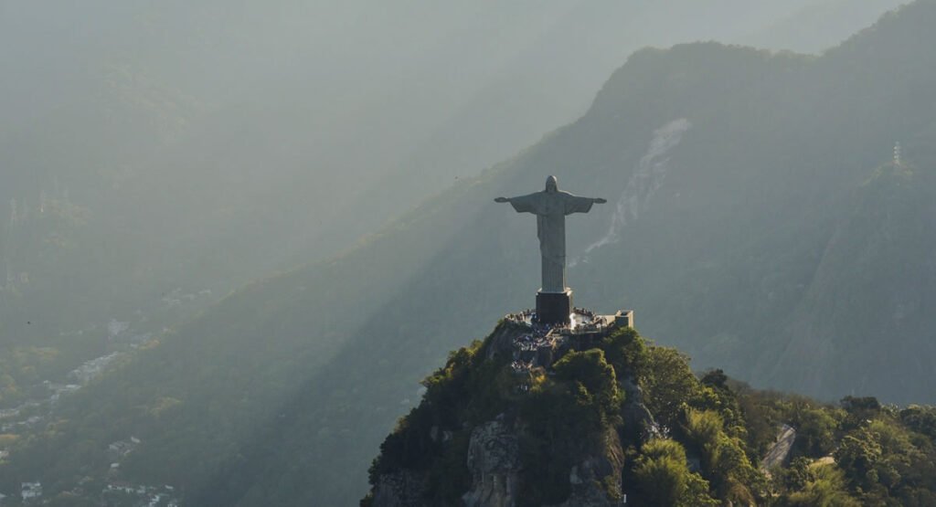 Conoce el Cristo Redentor: Entradas, consejos e historia del símbolo de Río 7 Foto del Corcovado, visto con las montañas al fondo.