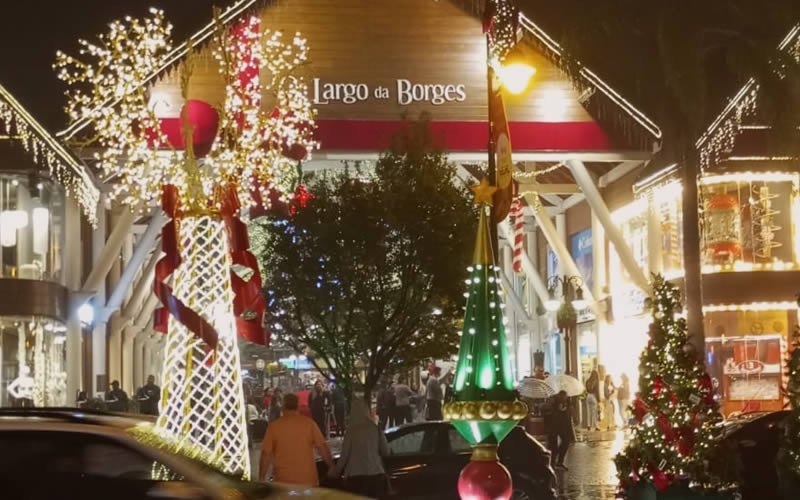 O que fazer em Gramado: Pontos Turísticos e Dicas 6 Decoração de Natal no centro de Gramado, foto noturna, Largo da Borges