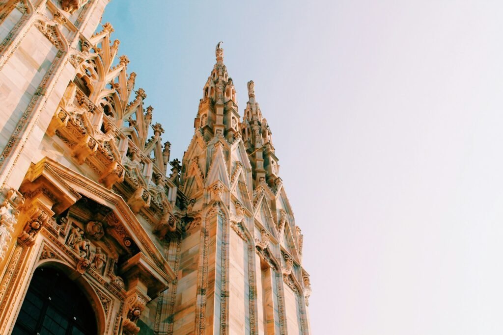 Duomo de Milão: Guia Completo para Sua Visita Inesquecível 2 Foto de perto de uma das torres da Catedral de Milão.