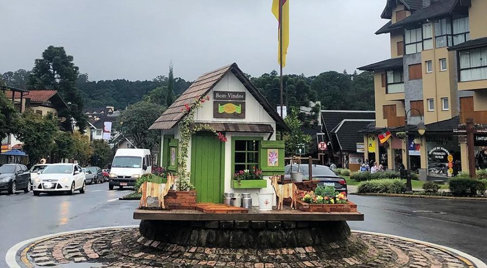 Gramado: Roteiro Perfeito com a Catedral de Pedra como Guia 5 Rotatória de Gramado decorada para a festa da colônia