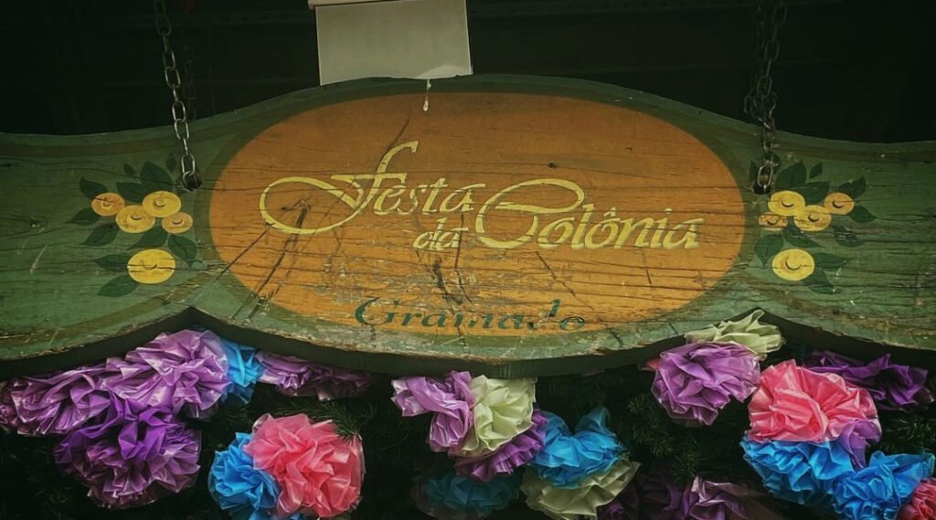 Festa da Colônia de Gramado 2024: Tradições e Sabores 2 Placa da Festa da Colônia em madeira