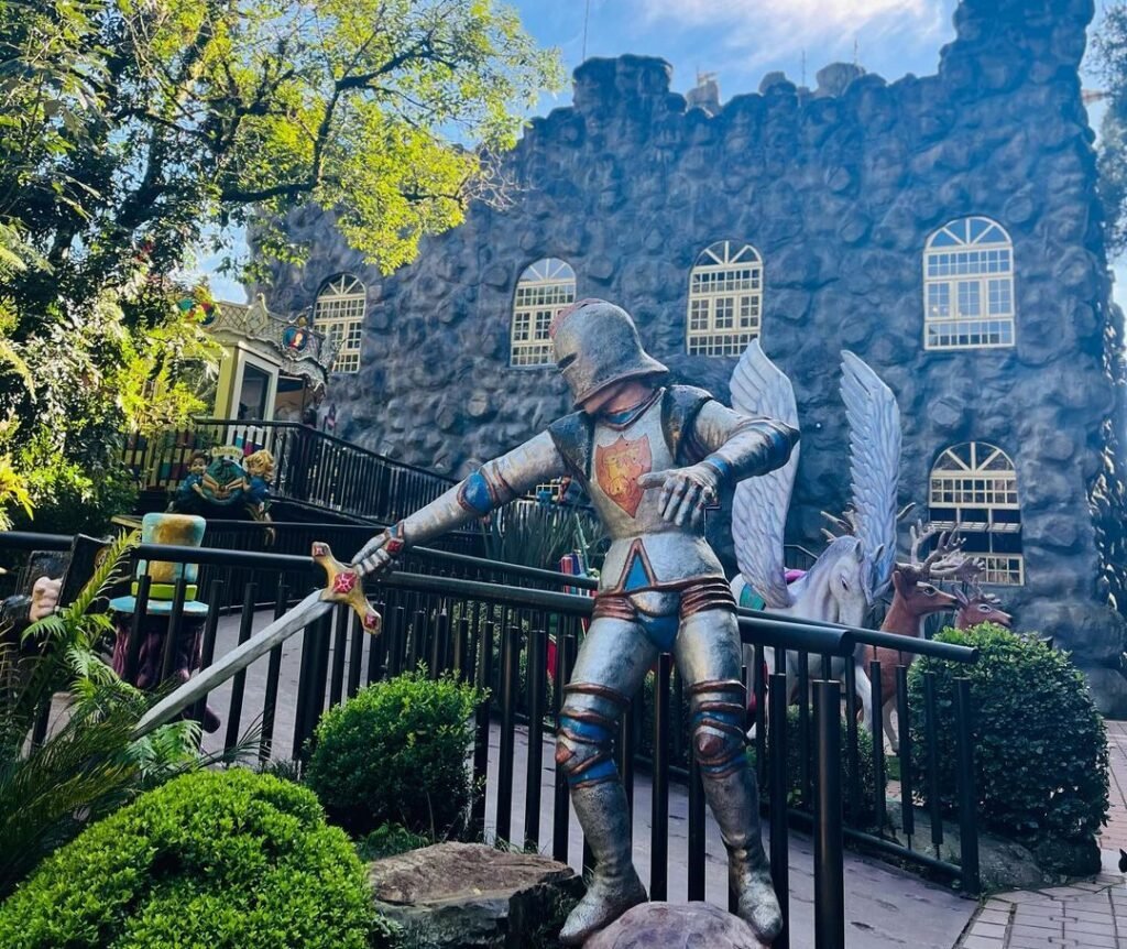 Parque temático Florybal: Diversão para toda família 2 Cavaleiro com espada na mão e armadura de guerra no parque FLorybal
