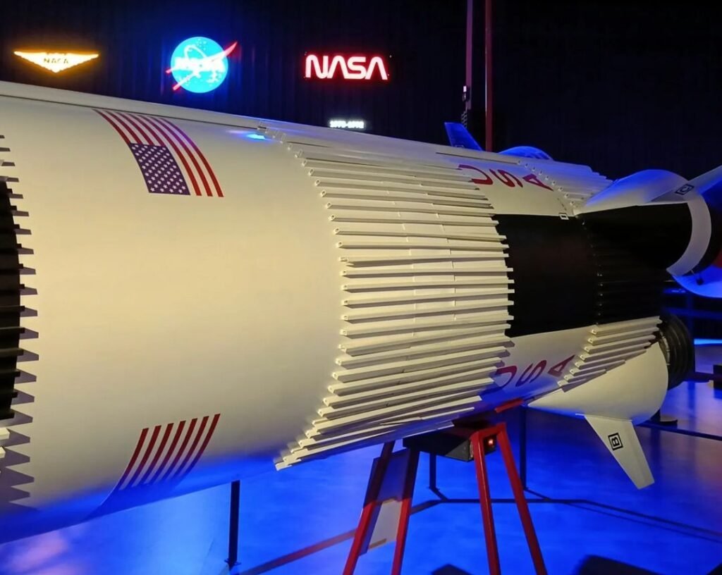 Space Adventure de Canela: El museo de la NASA 1 Réplica de cohete de la NASA expuesto en el Space Adventure